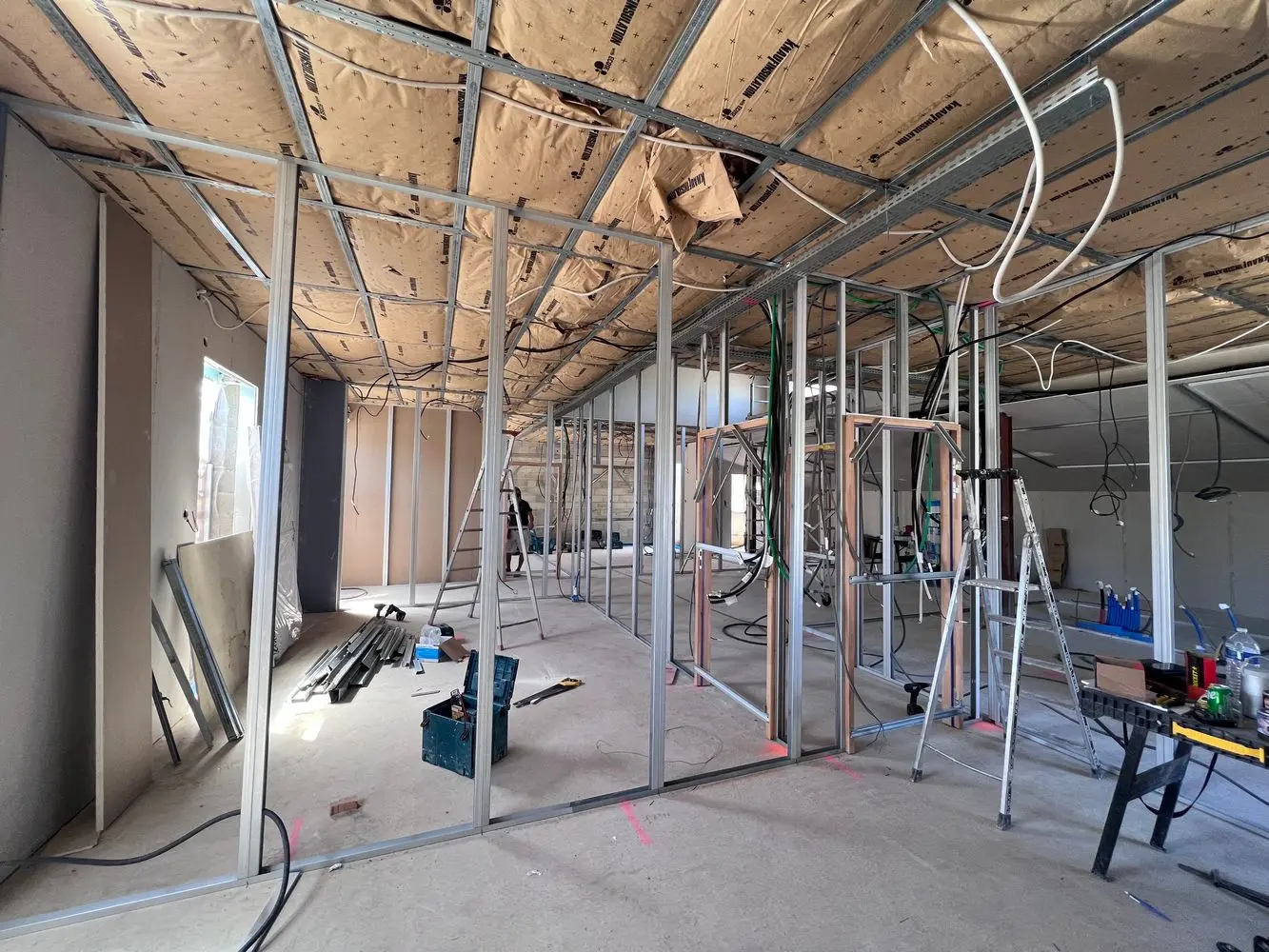 Chantier ossature rail placo – cloison en cours