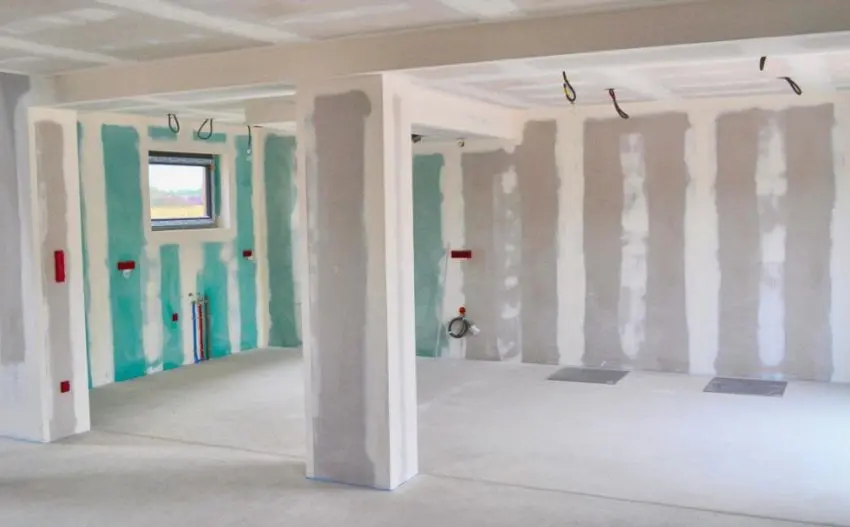 Chantier rail placo – ossature métallique cloison en cours de fintion