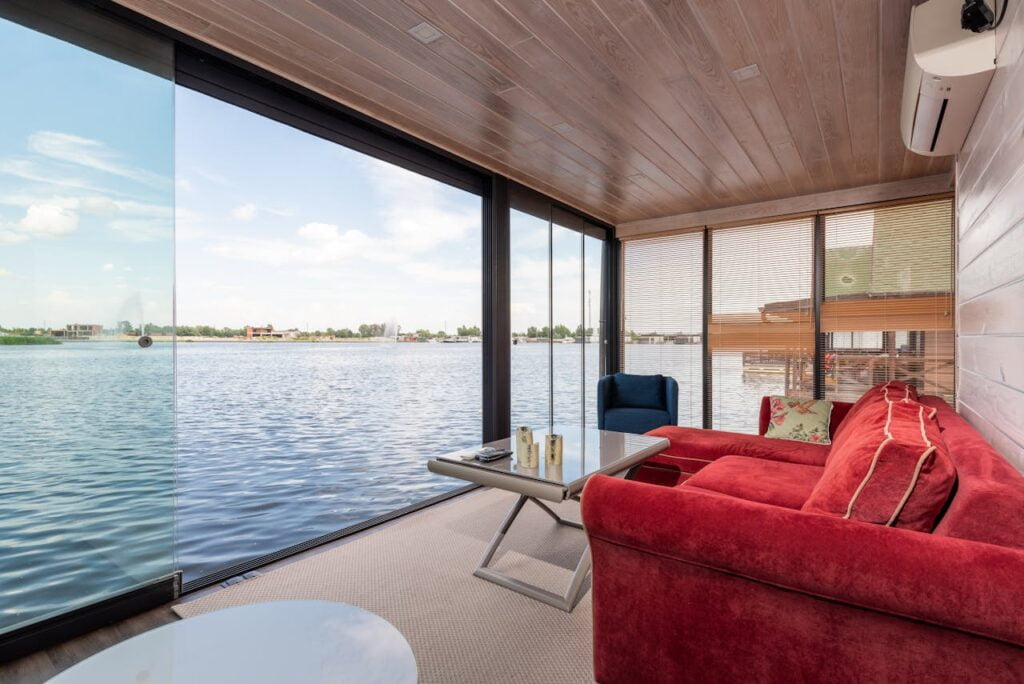 baie vitrée moderne baie vitrée avec moustiquaires intégrées pour une protection optimale , tout en profitant d'une lumière naturelle abondante et d'une vue panoramique.
