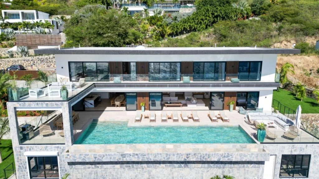 TERRASSE MODERNE AVEC PISCINE SUR LA MER EN ISERE par une Entreprise de rénovation en Isère