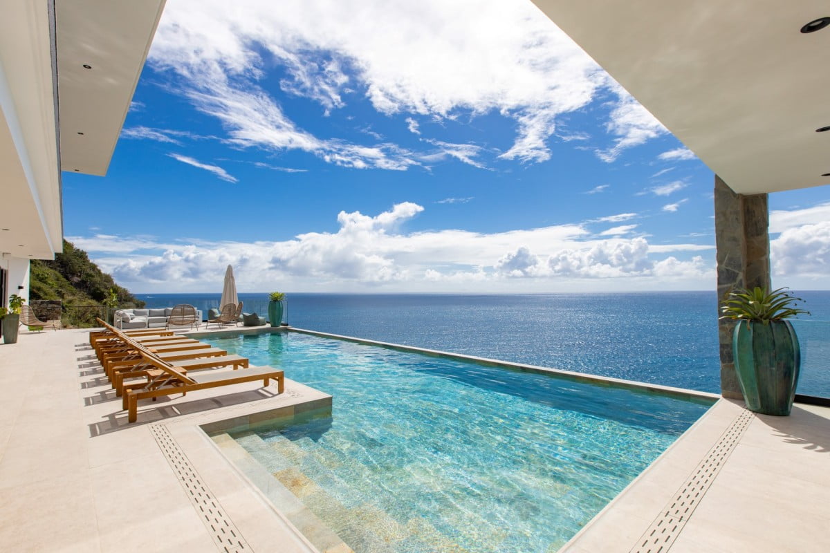 Bénéficiez de notre expertise en carrelage Isere pour une installation professionnelle, garantissant un résultat impeccable qui magnifie votre vue sur la mer depuis votre piscine.