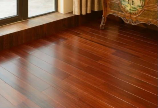 parquet massif vitrifié parquet massif en chêne de couleur sombre avec une vitrification.jpg