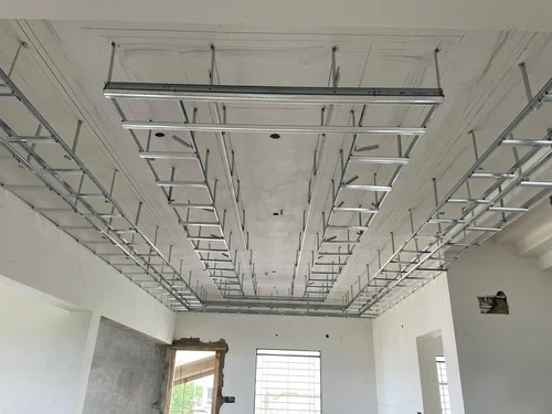 chantier de faux plafond suspendu placo.